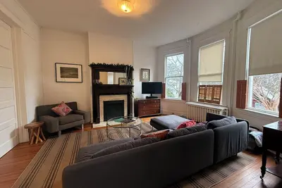 Image de Historic Court Square Walkable 2-bedroom Condo in Downtown Charlottesville