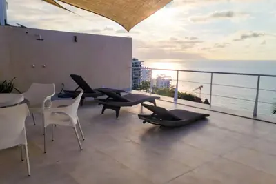 Image de Elegant coastal penthouse with breathtaking views, WiFi & romantic zone nearby