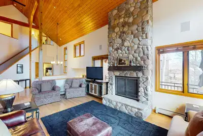 Image de Scenic Silverthorne home with private hot tub, fireplace & panoramic views