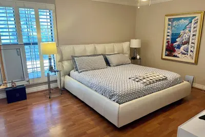 Image de 2-bedroom condo on Biltmore golf course with heated pool, Ac and gym & elevator.
