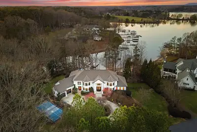 Image de Lake Norman Estate • Hot Tub + Tennis Court + Movie Theater | Lion Manor