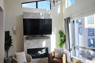 Image de Silverthorne Ski Loft - Garage Parking, Hot Tub, Downtown & Minutes to Slopes