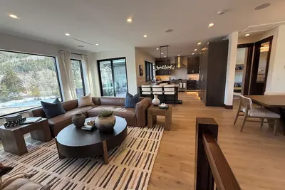 Image de Brand New and Spacious 5-bedroom house in Avon's gated Kestrel community.