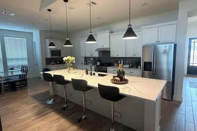 Image de Spacious 2-Bedroom Home with Pond Views, Office & Fitness Room