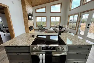 Spruce Arch | King Bed; Fireplace; Pets Welcome!