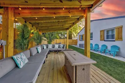 Image de Banana Cabana~Elegant~Patio~Fire Pit~Modern~2br