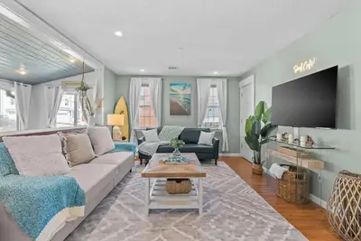 Image de Cozy home w/ fireplace & backyard