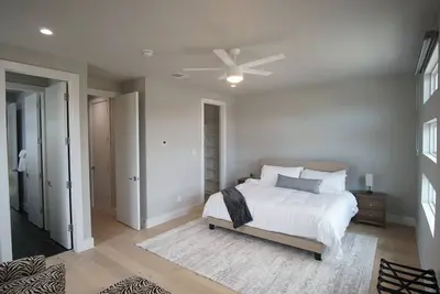 Image de Spacious 4br By Market Center / Med District / Uptown - 2 min to Dart