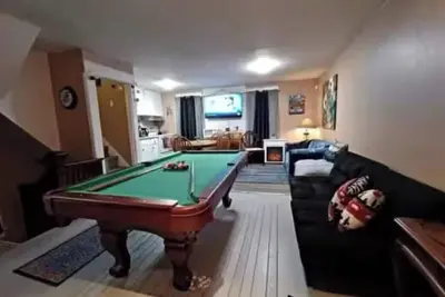 Image de Niagara Retreat Cottage style by the  Falls with loft setting for you to enjoy