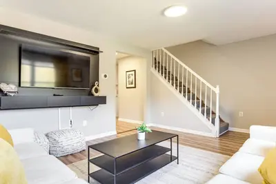 Image de 6 Mi to Downtown Cincy: Group-Friendly Townhome!