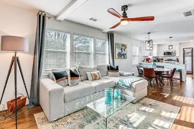 Image de 7 Mi to Dtwn Atlanta! Lovely Home w/ Backyard