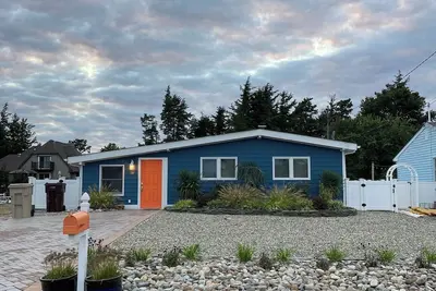 Image de 3-bed/2 bath bungalow in adorable Bayville with radiant floor heat & fireplace.