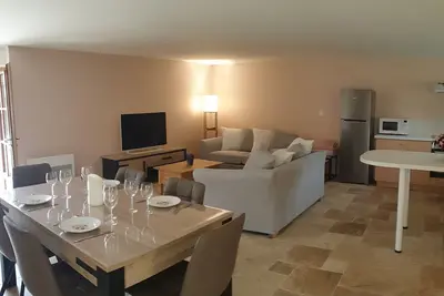 Image de gîte 100m2 avec terrasse et jardin au calme dans un domaine du Périgord pourpre