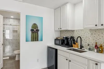 Image de Studio Near Asu | Remodeled Bath & Kitchenette