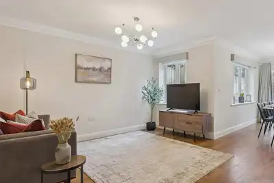 Image de Lavender House - Luxury 4-Bed Home with Parking - New for Spring 2026!