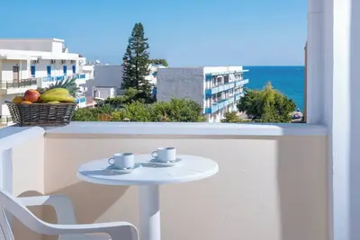 Image de Golden Sun City Center Apartment near the sea