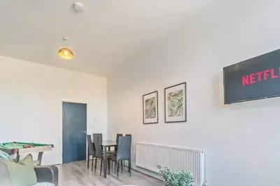 Latimer Flat 3 - Spacious 2-Bed Apt - Sleeps 6