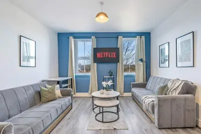 Latimer Flat 6 - Spacious 2-Bed Apt - Sleeps 7