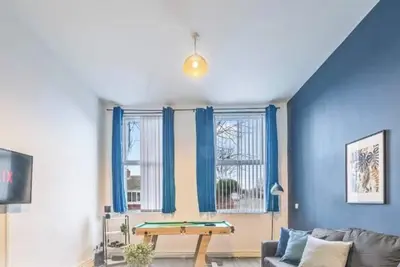 Latimer Flat 2 - Spacious 2-Bed Apt - Sleeps 7