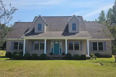 Image de Spacious 4br Home on Private Acre, Sleeps 10 Family & Group Friendly.