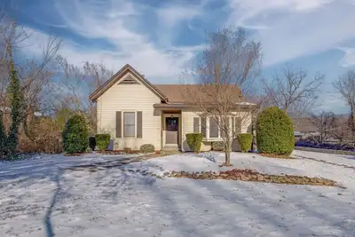 Image de Historic 1890's Home on the Doe RIver, King beds, New remodel, Great location!