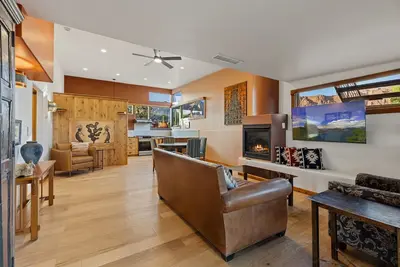 Image de 2 bed 2 bath in the Kayenta Art Village W/Views of the red rock cliffs.