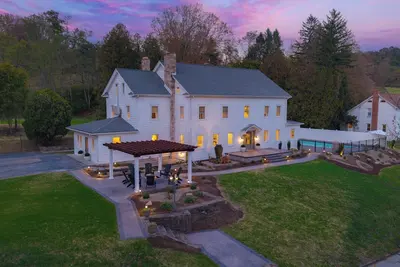 Image de Experience luxury and relaxation at The Manor at Greene Hills Resort & Campground. This spacious retreat features 7 king bedrooms, cozy bunk rooms, a fully equipped chef’s kitchen, and elegant living spaces. Enjoy your private pool, hot tub, and saun