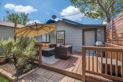 Image de Walkable Downtown Cottage  2 King Beds & Deck