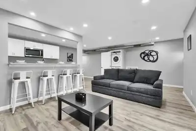 Image de Cozy 2br Escape close to Dining and Nightlife with WiFi