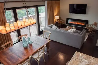 Image de Beaver Lakeview Retreat w/ Firepit, Balcony & Gym