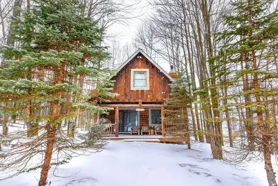 Image de Cozy 2-Bedroom Log Cabin w/Hot Tub & Fireplace — Ski at Wisp & walk to the lake