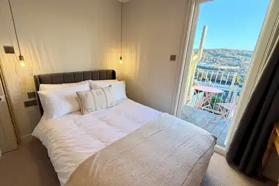 2 bed flat with balcony in Bath