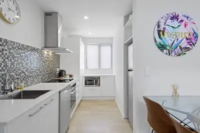 Image de Modern, city centre home within walking distance to some of the best amenities!