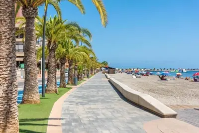 Image de 3-bedroom modern home with private pool and walking distance from the beach.