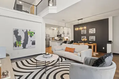 Image de Mckinney’s Must-Stay: Modern Art Deco Townhouse