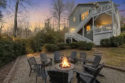 Image de Forget-Me-Not: Spacious 6-Bedroom Retreat, Walk to Downtown