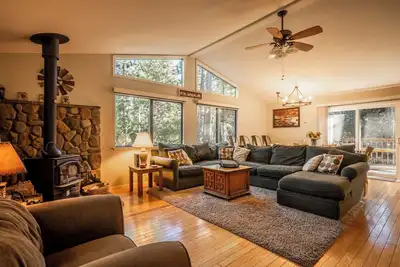 Image de Bennetts’ Bear Den | Game Room • Cozy Forest Cabin