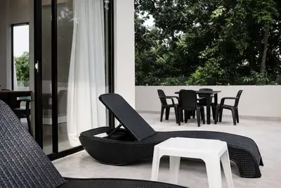 Image de New! Condo to relax in this luxury 2br condo with private swim-up pool & jacuzzi in Giada Towers, Aldea Zama. Spacious L-shaped terrace, full kitchen, living and dining area. Minutes to Tulum beach, restaurants and cenotes.