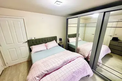 Image de Quiet, practical and lovely 3 bedroom home away from home near the city centre