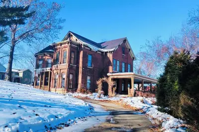 Image de Quaint 5-bedroom mansion in charming Dubuque perfect for families