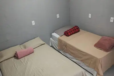 Image de 2-bedroom house 850m from the beach, sleeps up to 10 people.