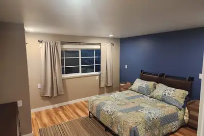 Image de 30 Day Minimum. Bright Fircrest Retreat, Private Entry, No Neighbors Above/Below