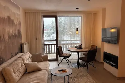 Image de 🌲 Modern Mountain Apartment with Fireplace, Balcony Views & Easy Ski Access ⛷