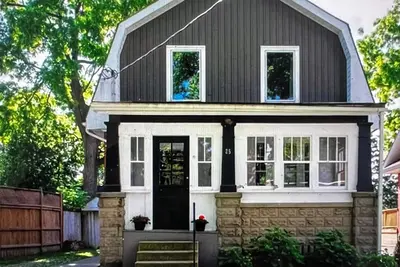 Image de Charming 3 bedroom century home in walking distance to downtown and the theatre.