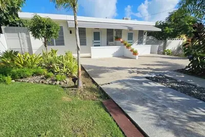 Image de Guest Favorite • 2‑Unit Home Steps to Luquillo Beach • Great for Groups