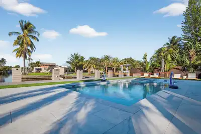 Image de Luxury Waterfront Villa Heated Pool & Private Dock