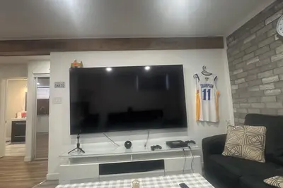 Image de Freshly renovated 2 bedrom basment alartment\nVery quiete and clean place parking