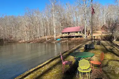 Image de Cozy lake-front 1-bedroom cabin in beautiful Sparta with Ac/Heating