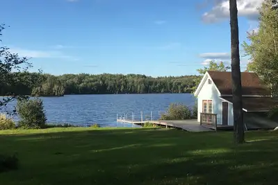 Perfect Lakefront Cottage