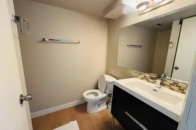 Image de 🏡 Cozy 2-Bedroom Basement Suite | Near Downtown Calgary | Free Parking